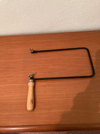 Sierra de marquetería con mango de madera