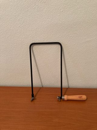 Sierra de marquetería con mango de madera