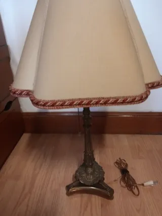 Lámpara de mesa bronce y tela beige