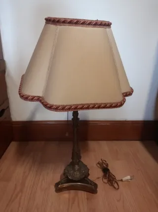 Lámpara de mesa bronce y tela beige