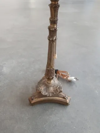 Lámpara de mesa bronce y tela beige