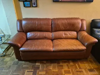 Sofá de cuero marrón