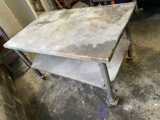 Mesa de trabajo metálica con ruedas