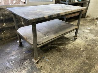 Mesa de trabajo metálica con ruedas