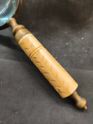 Antigua lupa de bronce y hueso tallado