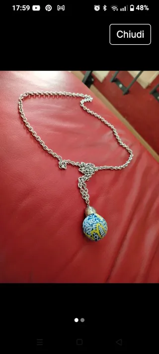 Collana vintage con ciondolo decorato particolare