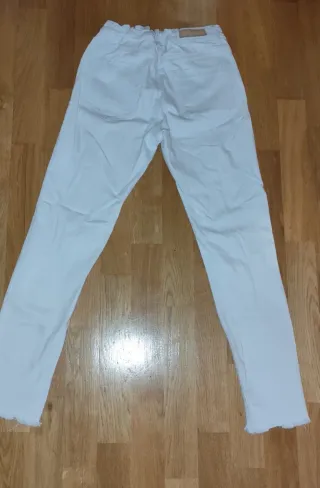 Pantalón blanco rotos Stradivarius