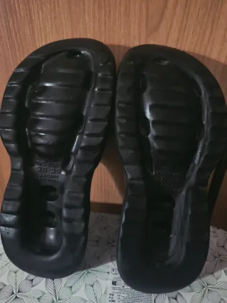 Chanclas negras con oso WRANING Talla 38/39