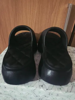 Chanclas negras con oso WRANING Talla 38/39