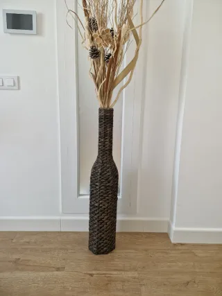 Jarrón de mimbre con ramas secas
