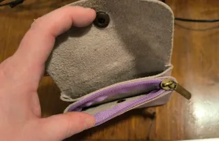 Cartera pequeña cuero violeta suave