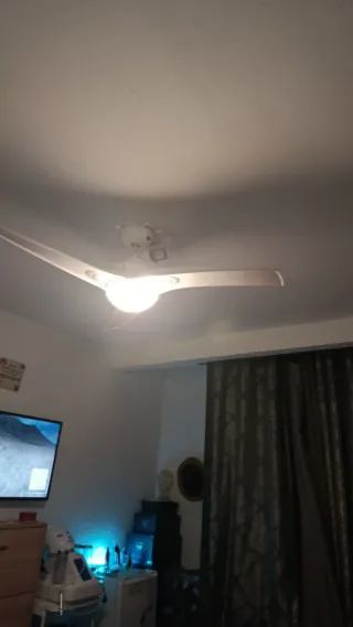 Televisión cama sofá mesita de noche aire acondici