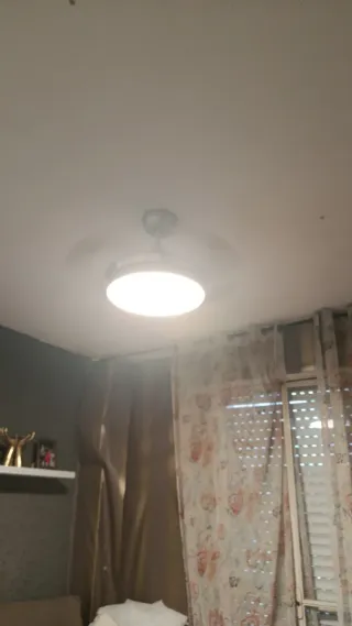 Televisión cama sofá mesita de noche aire acondici