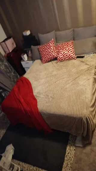 Televisión cama sofá mesita de noche aire acondici