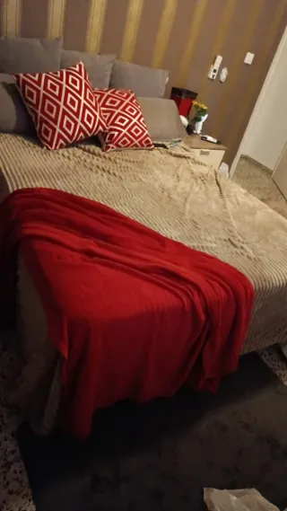 Televisión cama sofá mesita de noche aire acondici