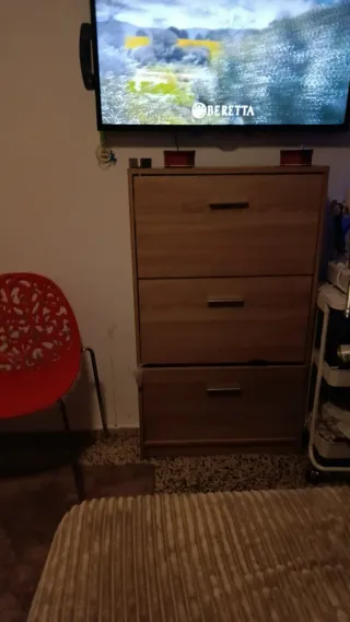 Televisión cama sofá mesita de noche aire acondici