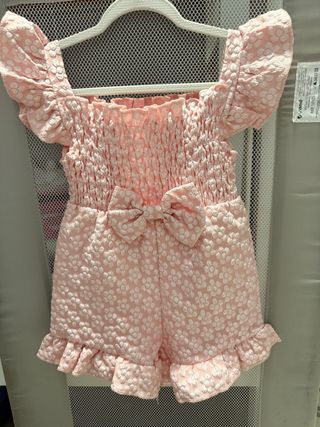 Mono niña rosa flores