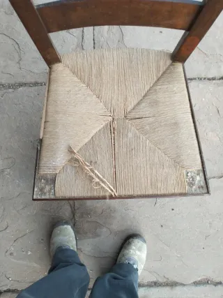 Silla antigua de caoba con asiento de yute