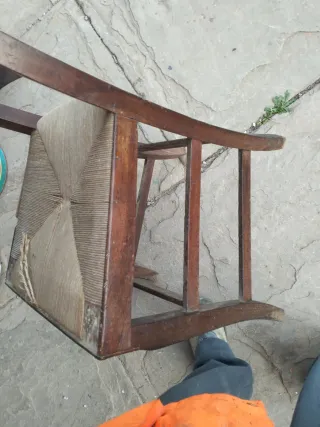 Silla antigua de caoba con asiento de yute