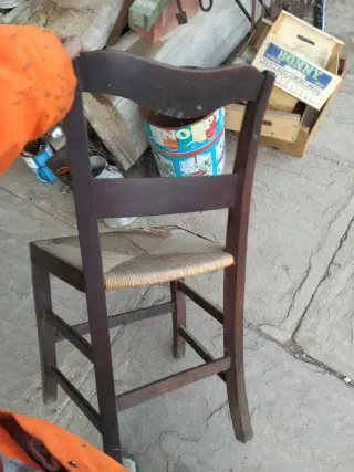 Silla antigua de caoba con asiento de yute