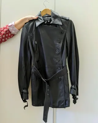 Chaquetón negro mujer de piel (M). Zara.