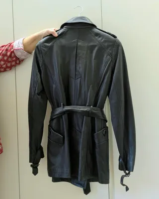 Chaquetón negro mujer de piel (M). Zara.