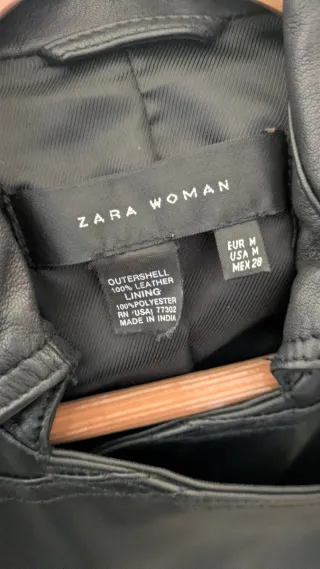 Chaquetón negro mujer de piel (M). Zara.