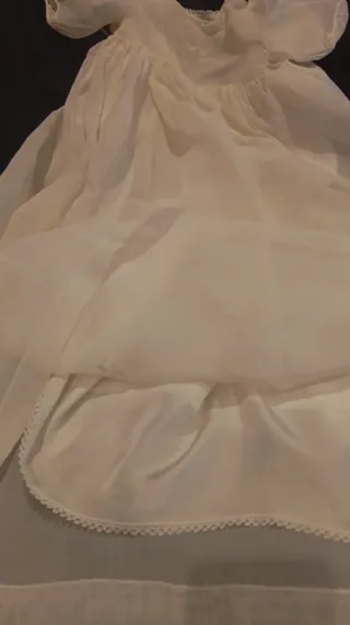 Traje de bautizo y gorrito antiguo.