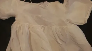 Traje de bautizo y gorrito antiguo.