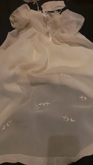 Traje de bautizo y gorrito antiguo.