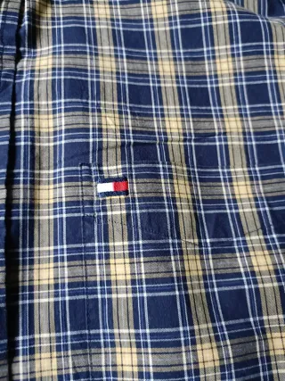 Camisa manga larga Tommy Hilfiger amarilla y azul.