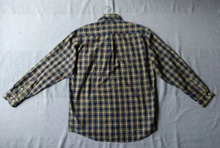 Camisa manga larga Tommy Hilfiger amarilla y azul.