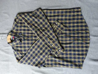 Camisa manga larga Tommy Hilfiger amarilla y azul.