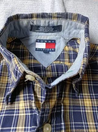 Camisa manga larga Tommy Hilfiger amarilla y azul.