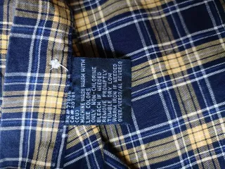 Camisa manga larga Tommy Hilfiger amarilla y azul.