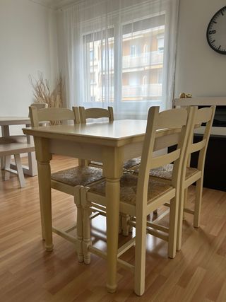 Tavolo e 4 sedie allungabili in legno massello