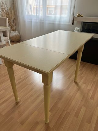 Tavolo e 4 sedie allungabili in legno massello