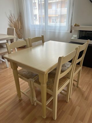 Tavolo e 4 sedie allungabili in legno massello