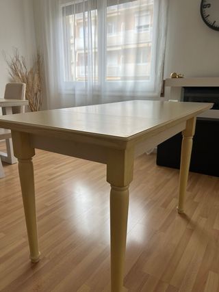 Tavolo e 4 sedie allungabili in legno massello