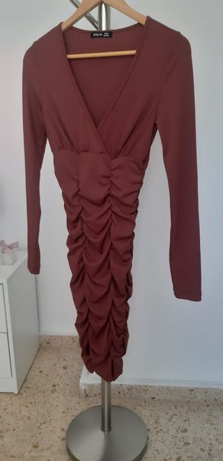 Vestido de corte midi. Nuevo sin estrenar. Color m