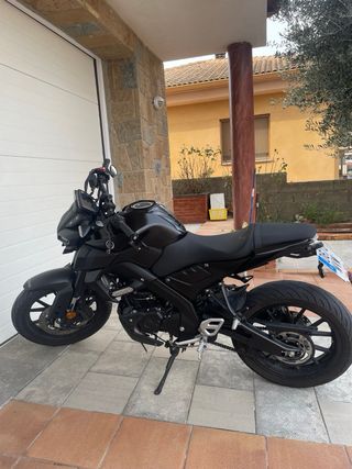 Yamaha MT-125cc negra, modelo 2024
