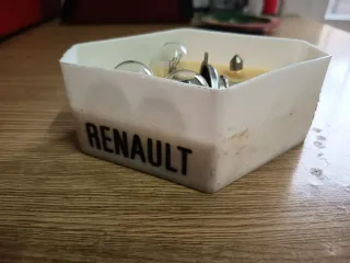 Caja Renault Amarilla y Blanca