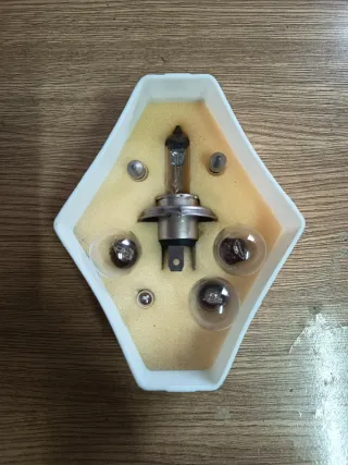 Caja Renault Amarilla y Blanca