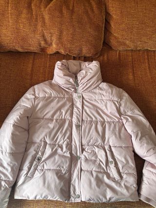 Dos abrigos uno de plumas y el otro normal