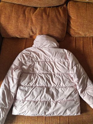 Dos abrigos uno de plumas y el otro normal