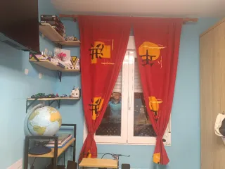 Cortinas juveniles con barra de madera