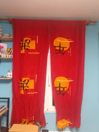 Cortinas juveniles con barra de madera