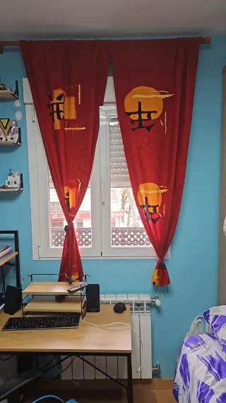 Cortinas juveniles con barra de madera