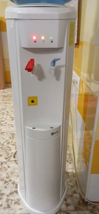 Dispensador de agua caliente y fría