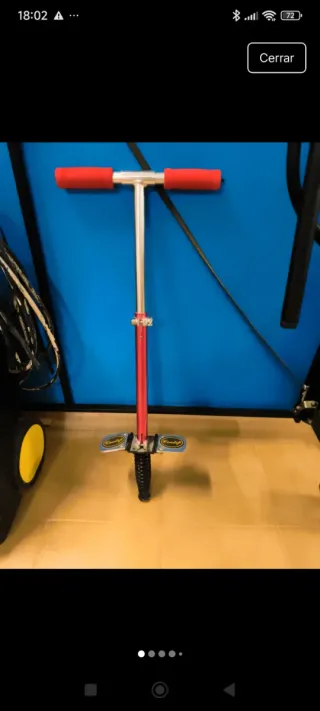 Saltador de juguete rojo